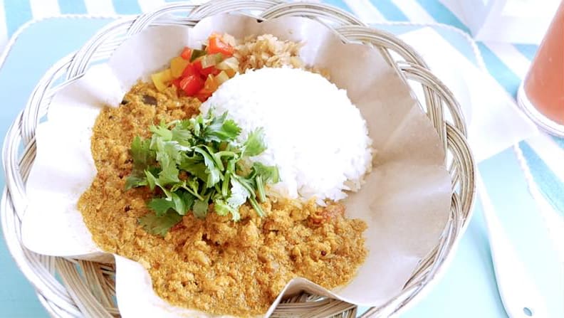 名物カレーは、12種類のスパイスをブレンド！海岸前の映えスポット