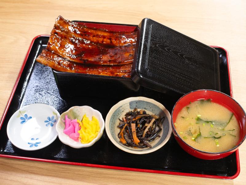 自社の漁師が水揚げした新鮮でボリューミーな地魚料理がずらり