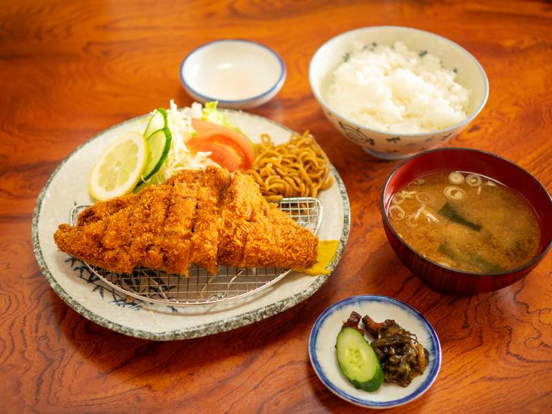「とんかつとラーメン」を掲げた 地元・ツーリング客に人気の食堂