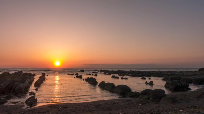 屏風岩の景勝地から眺める日の出と朝焼け+壁画アート
