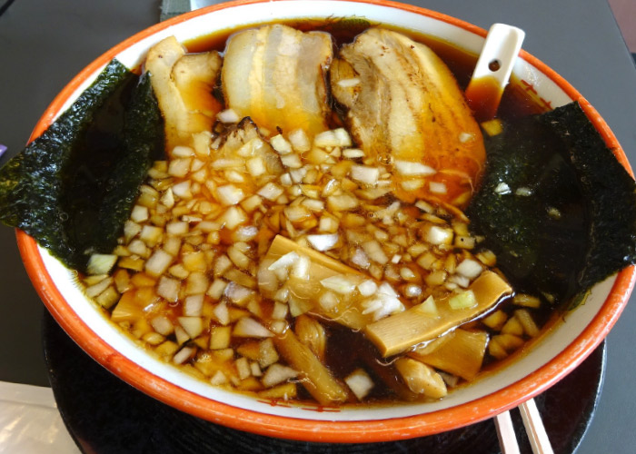 オーソドックスな料理にフィリピンの個性がクロスする店