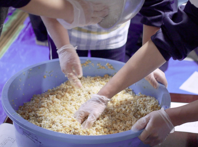 「富山学」の一環で地元中学生が味噌づくり 古民家「ろくすけ」でベテランに学ぶ