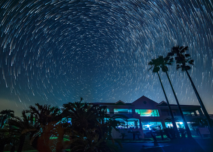 広い視界に現れる満天の星 星空に包まれる夜の平砂浦
