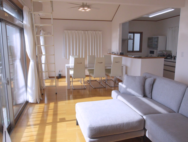 リビングからの眺めは天国！？ オーシャンフロントの売別荘