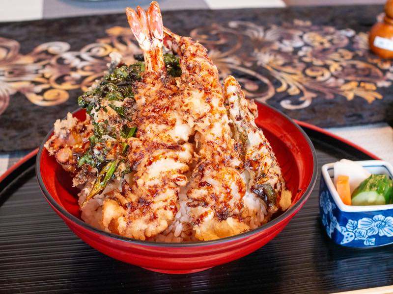 名物は甘い黒ダレの「ブラック天丼」!平日のみの限定こだわり和食に舌鼓!