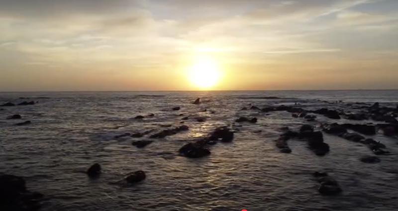 沖に向かって立ち並ぶ屏風岩 水平線から昇る朝日を独り占め